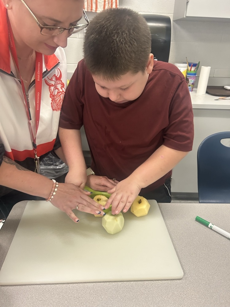 students making applesauce 
