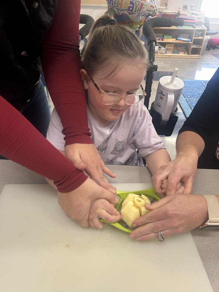 students making applesauce 