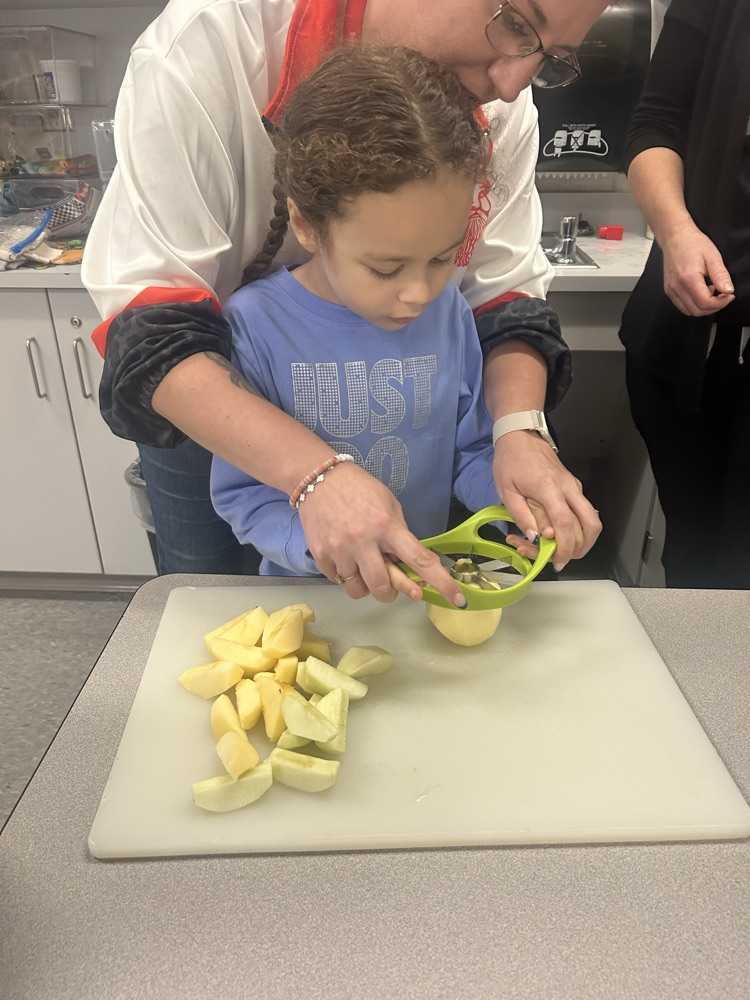 students making applesauce 