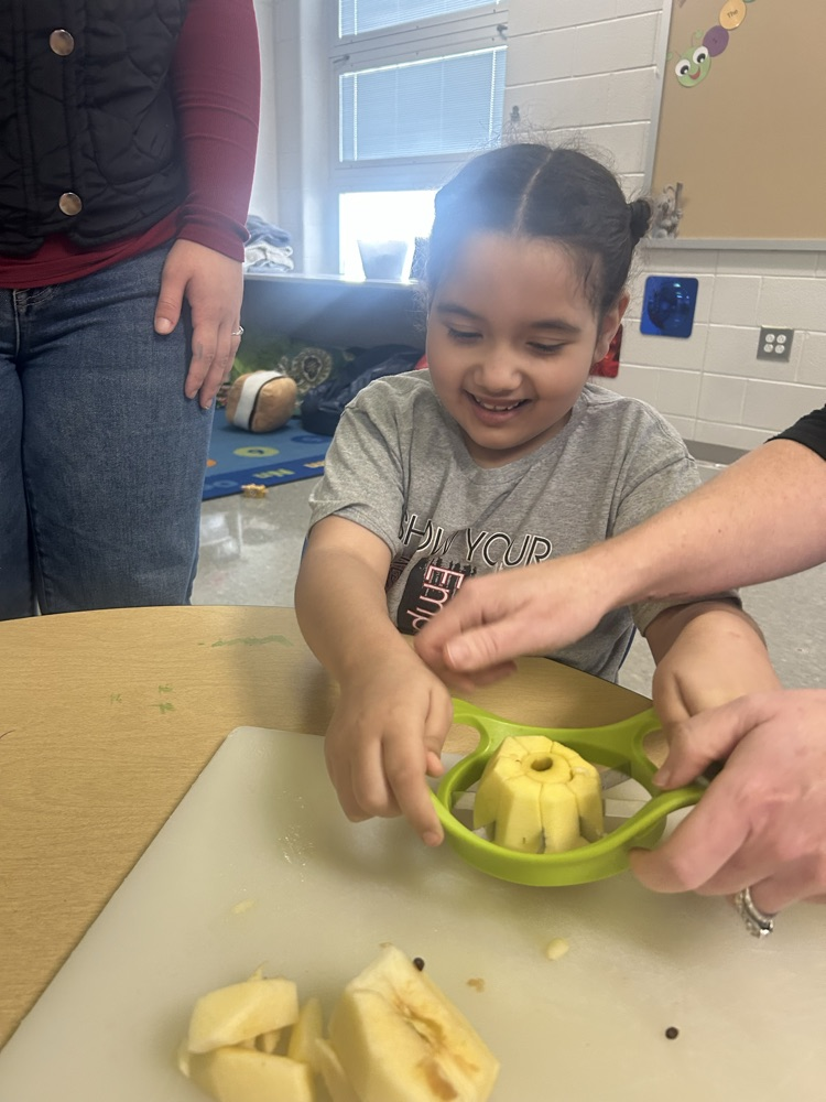 students making applesauce 