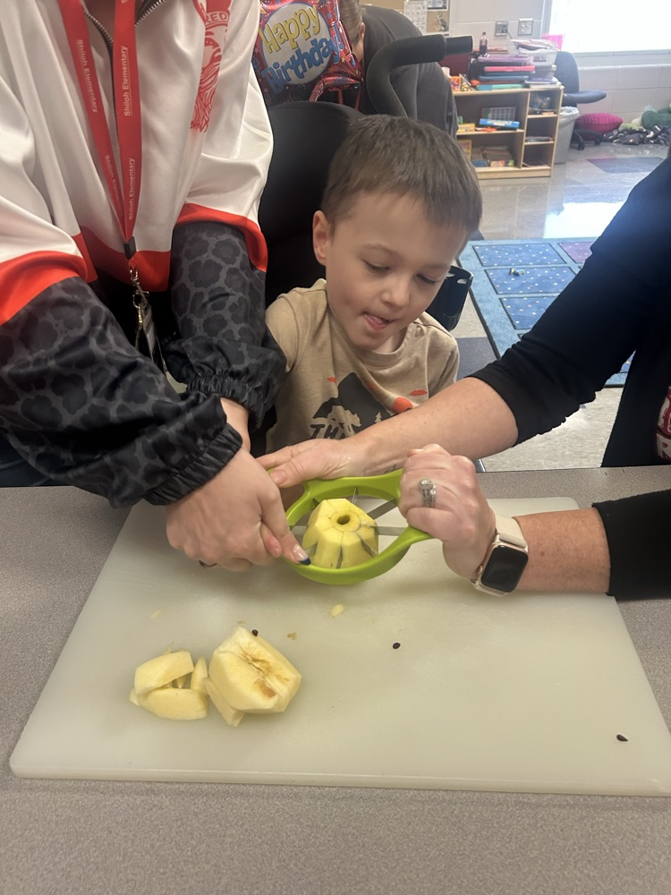 students making applesauce 