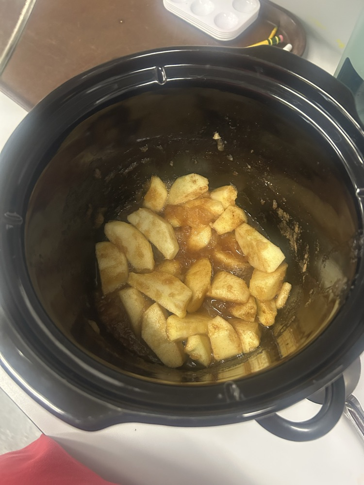 students making applesauce 
