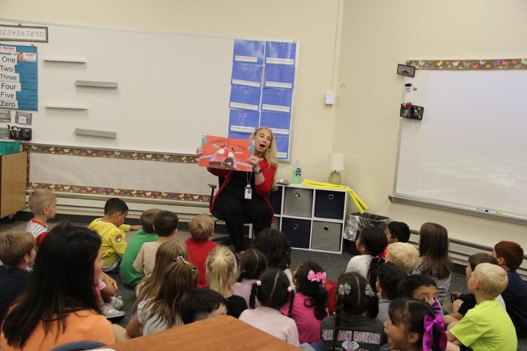 dr. pamela reading to washington kindergartners!