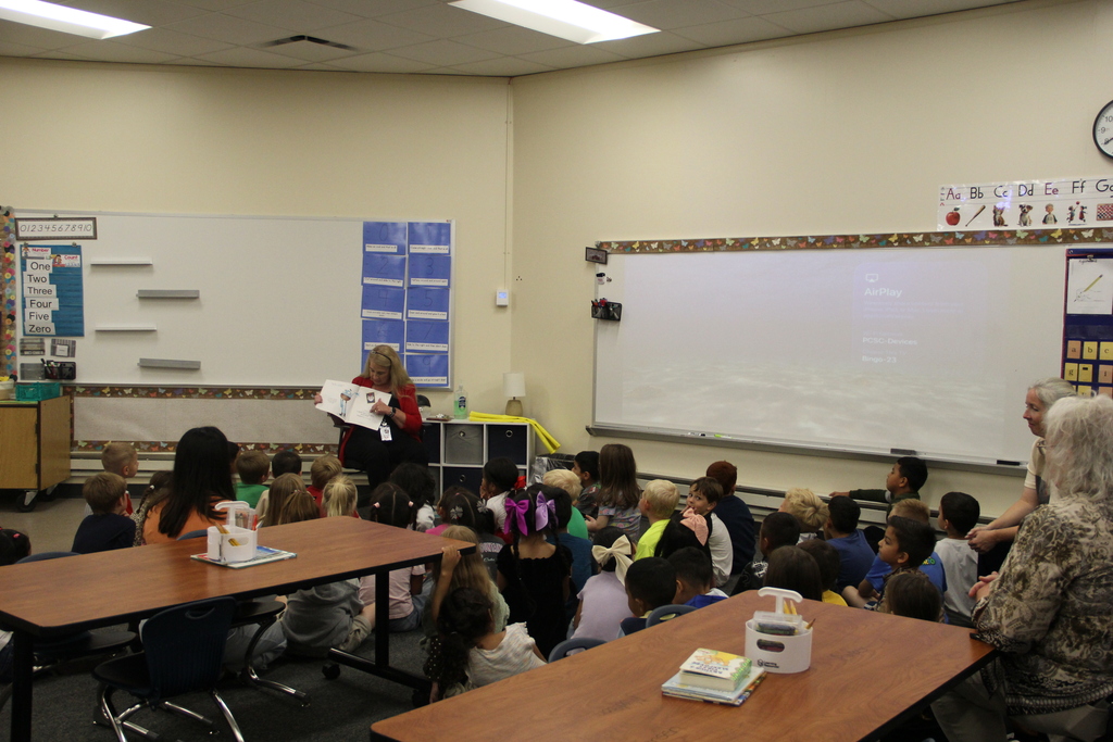 dr. pamela reading to washington kindergartners!