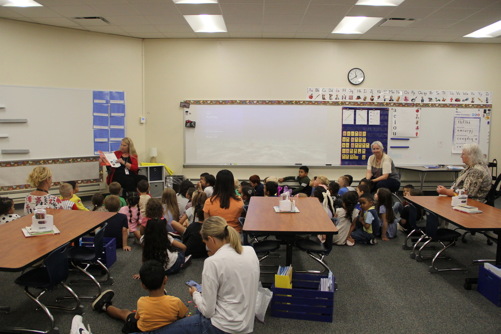 dr. pamela reading to washington kindergartners!