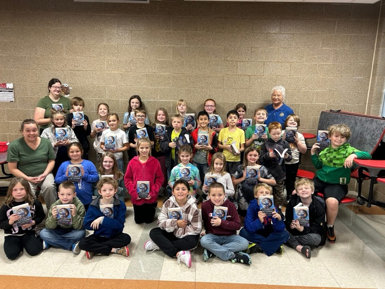 3rd grade holding their books