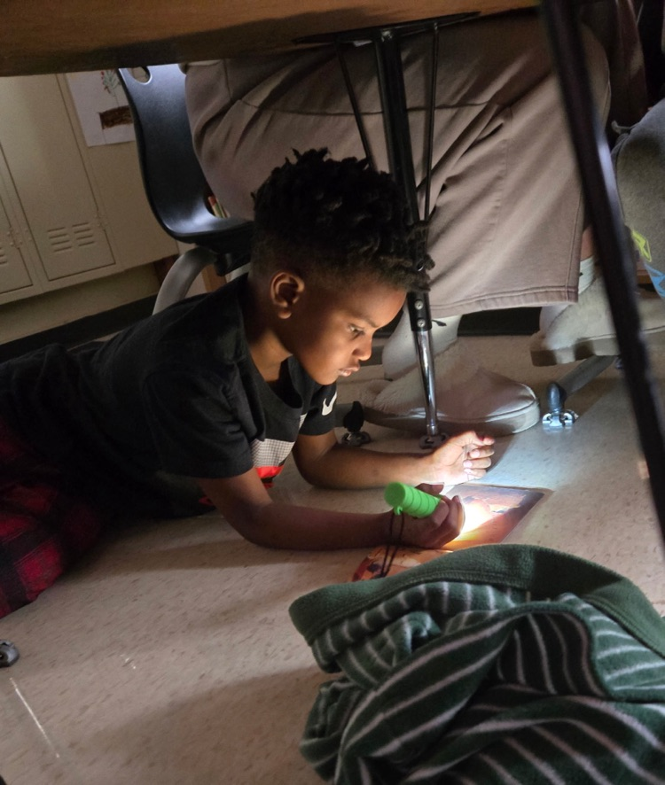 kindergarten reading with flashlights