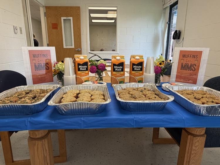 arrangement of muffins and juice