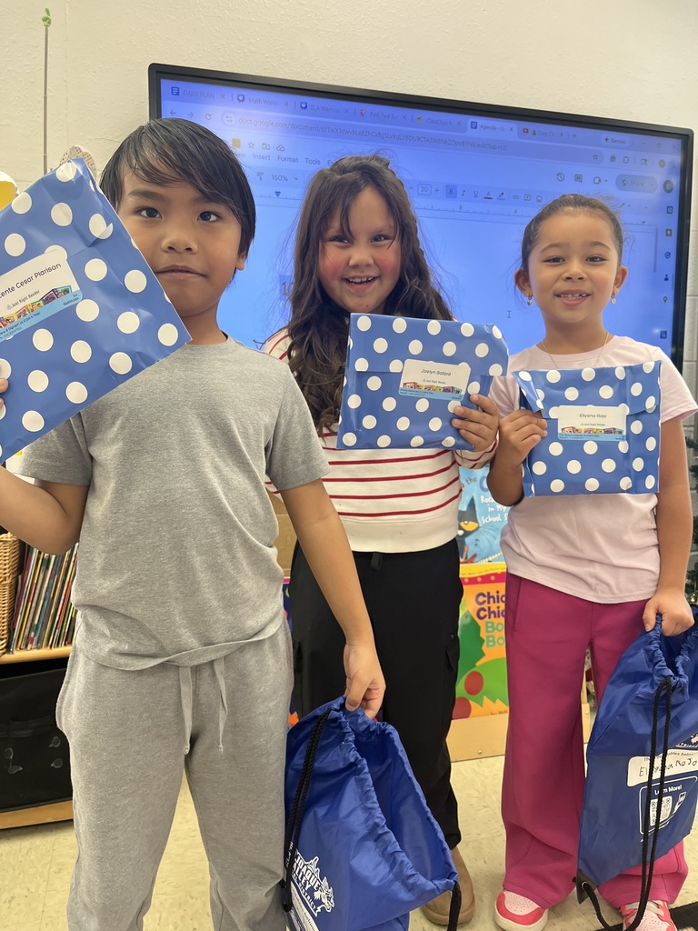 1st grade students holding up Just Right Readers