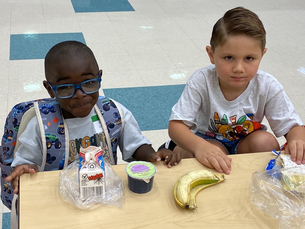 students eating lunch