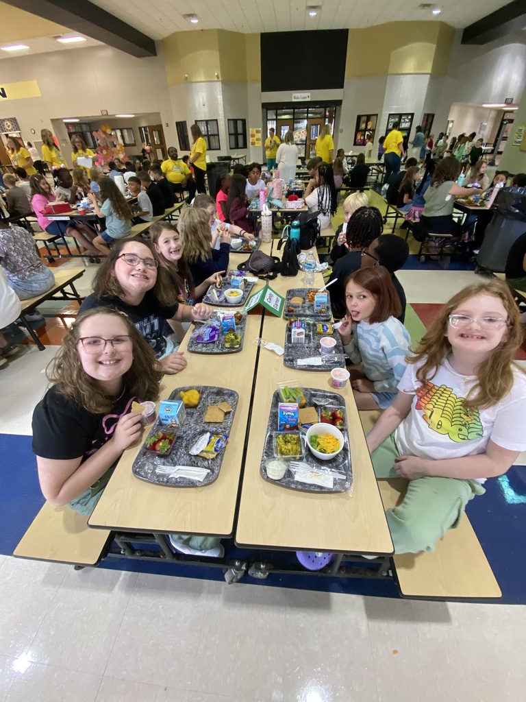students eating lunch