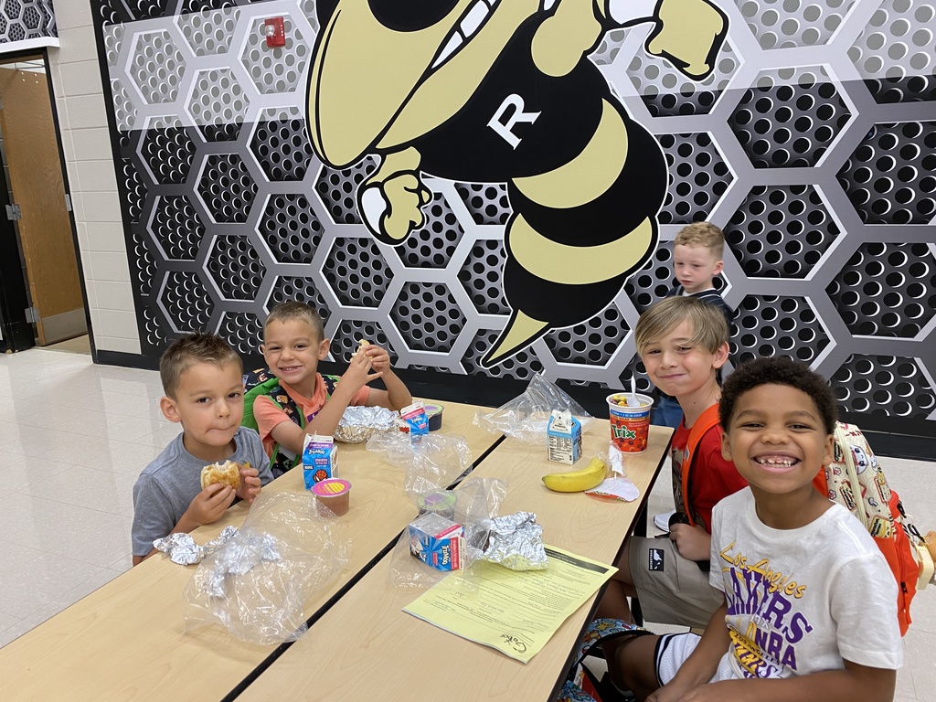 students eating breakfast