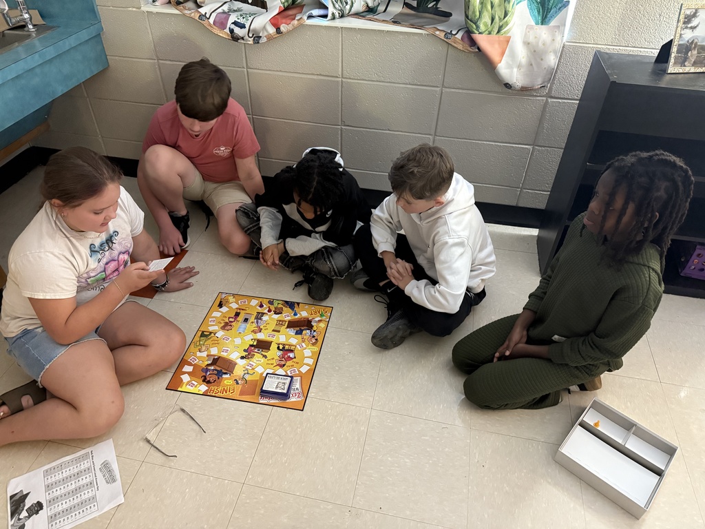 Students working collaboratively on author's purchase and text structure. 