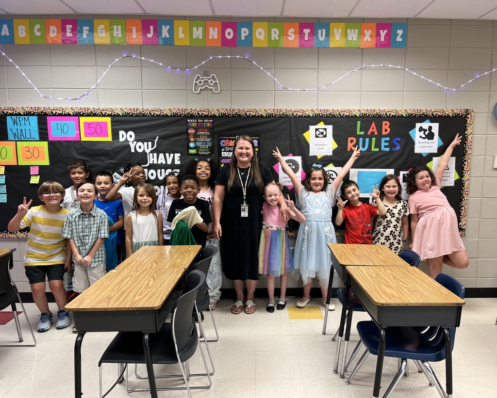 Mrs. Guthrie's class with Mrs. Buckley in computer lab.