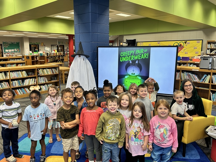 the class posing with our mystery readers