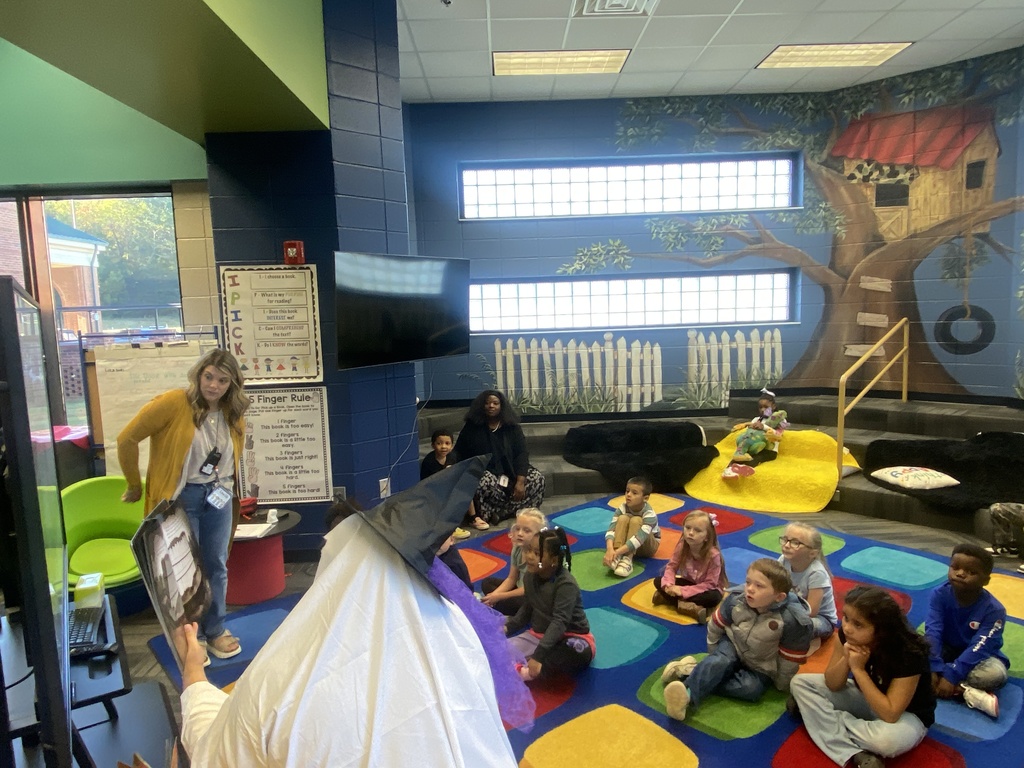 Mrs. Booker reading to Ms. Williams' class. 