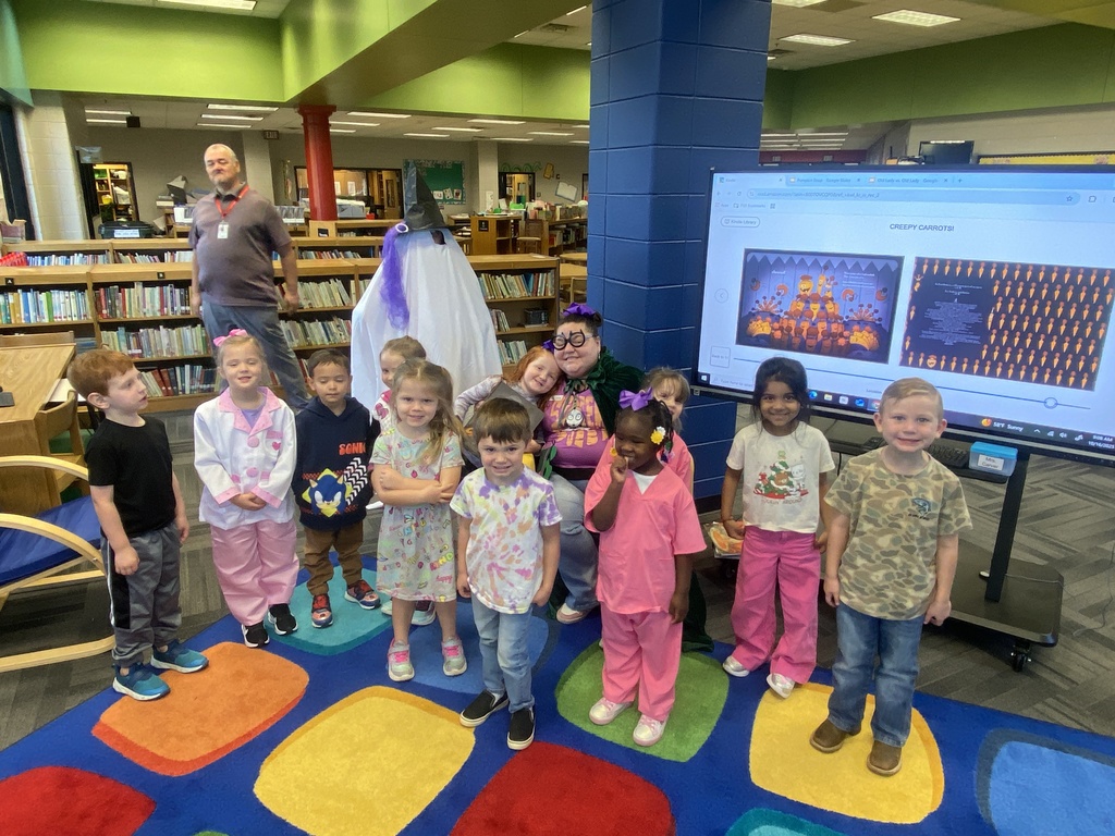Mrs. Carver's class posing with the mystery reader. 