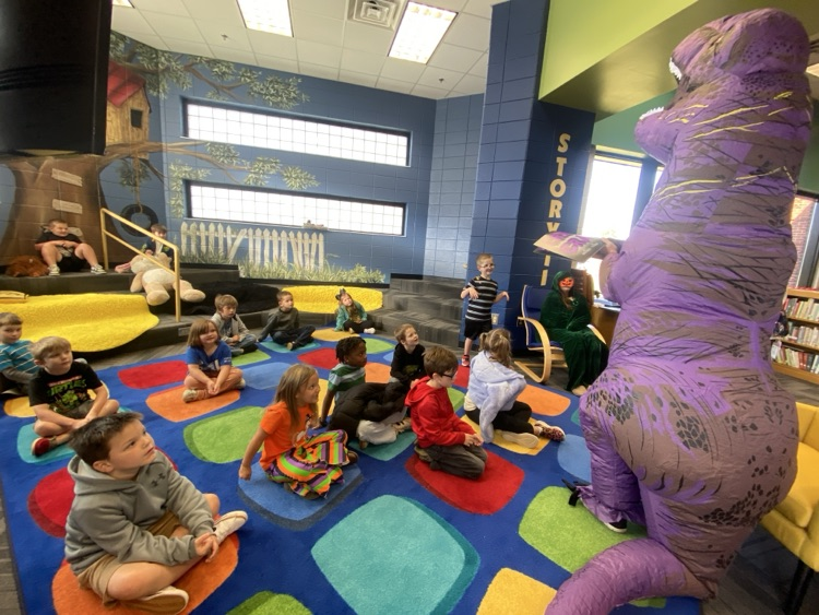 Mrs Laney’s mystery reader reading to her students.