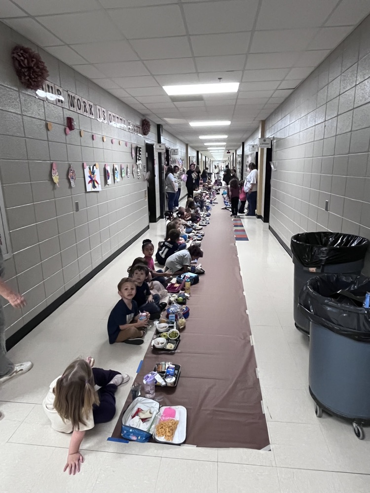 Our kindergarten and Pre-K students had a wonderful time celebrating Thanksgiving and Balloons Over Broadway yesterday!kids eating in the hallway 