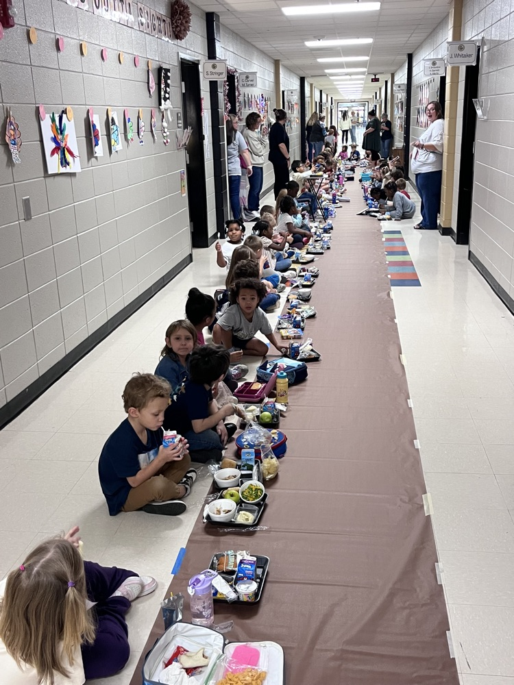 Our kindergarten and Pre-K students had a wonderful time celebrating Thanksgiving and Balloons Over Broadway yesterday!kids eating in the hallway