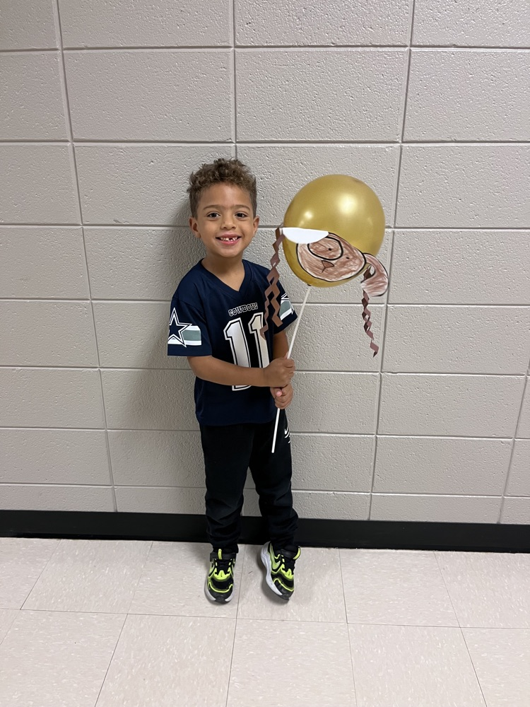 Our kindergarten and Pre-K students had a wonderful time celebrating Thanksgiving and Balloons Over Broadway yesterday!kid posing with his balloon