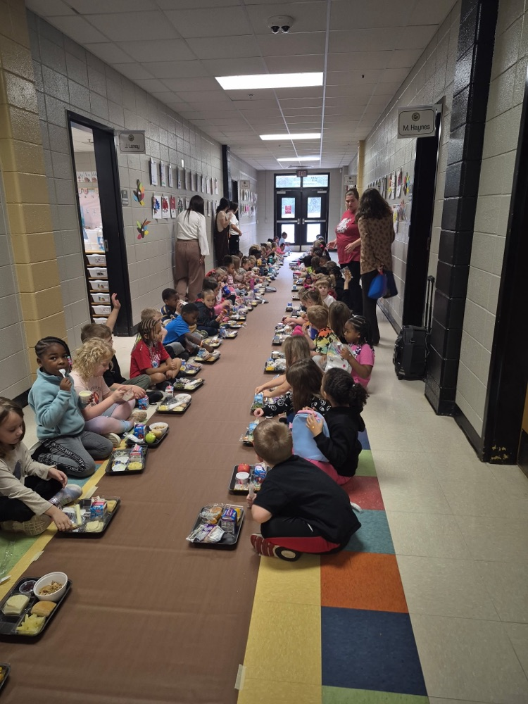 Our kindergarten and Pre-K students had a wonderful time celebrating Thanksgiving and Balloons Over Broadway yesterday! kids eating thanksgiving feast in hallway 