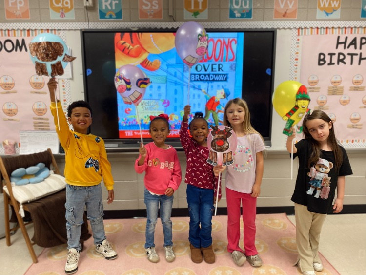Our kindergarten and Pre-K students had a wonderful time celebrating Thanksgiving and Balloons Over Broadway yesterday! kids posing with their balloons 