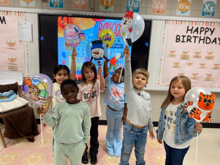 Our kindergarten and Pre-K students had a wonderful time celebrating Thanksgiving and Balloons Over Broadway yesterday! kids posing with their balloons