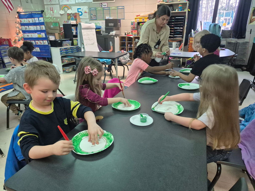 students working on grinch art work 