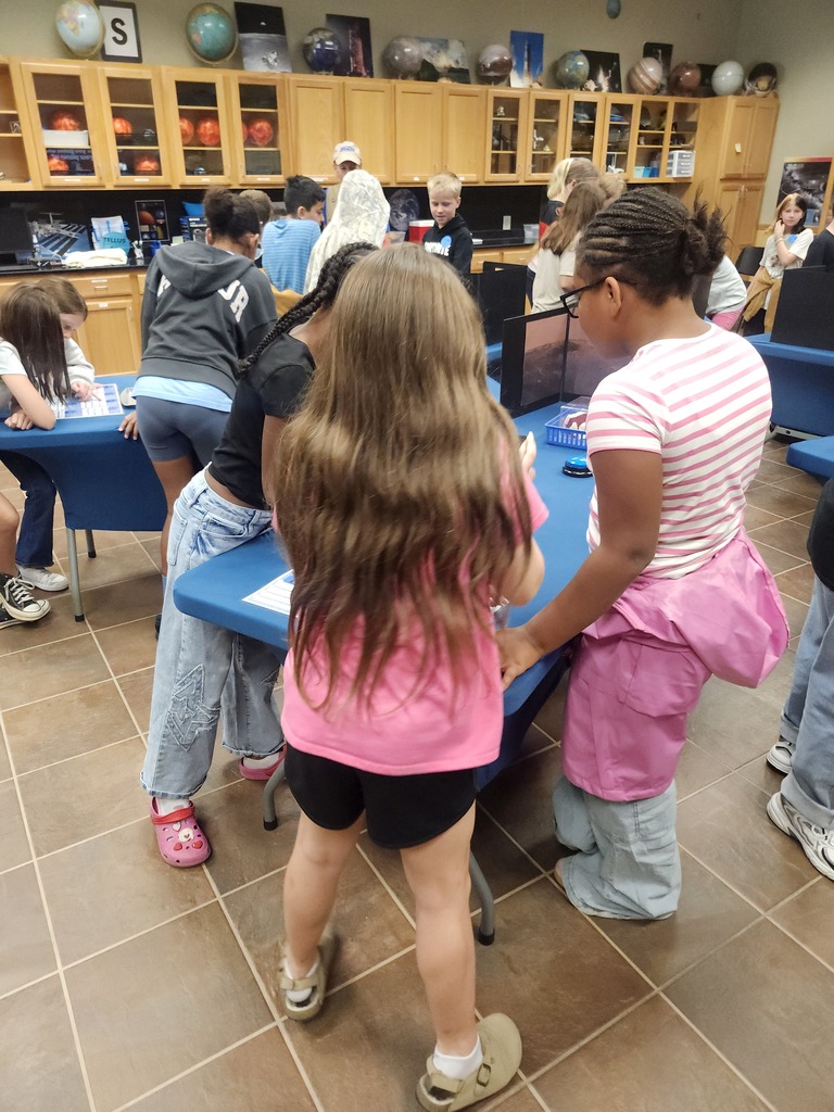 Picture of 4th grade students learning hands on activities on a field trip. Pic of small group of kids working. 