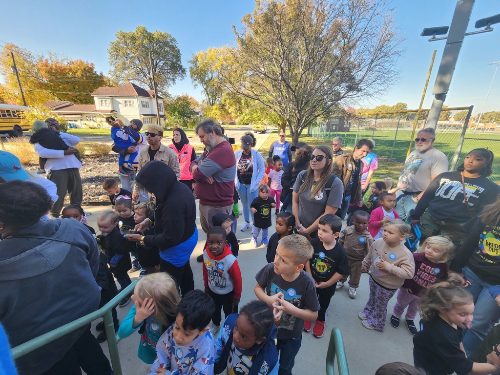 A group of children and families waiting outside the Museum
