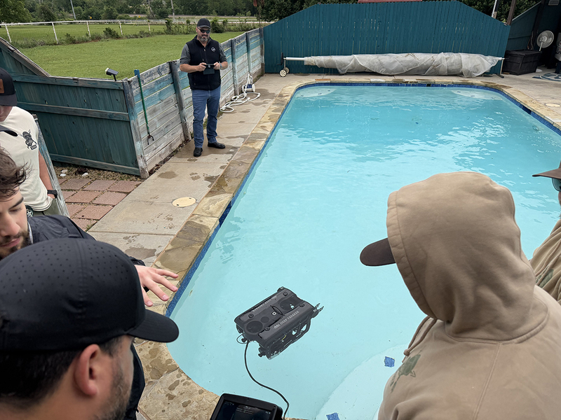 Training with a submersible in a swimming pool