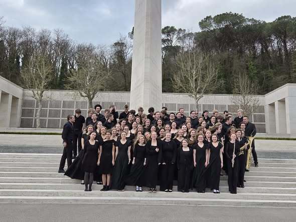 group photo of the port washington saukville choir and band in italy in their concert attire