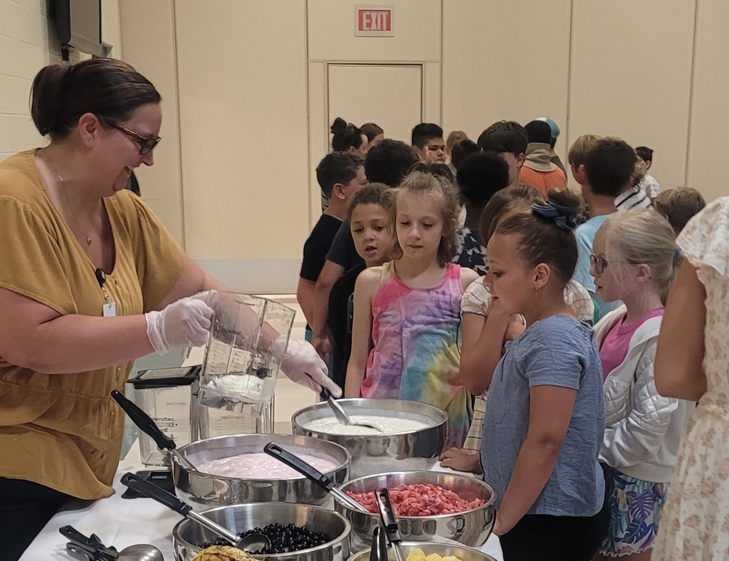 middle school students make smoothies