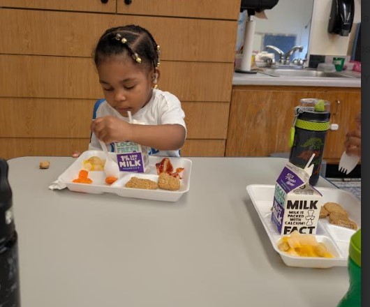 Female student eating lunch.