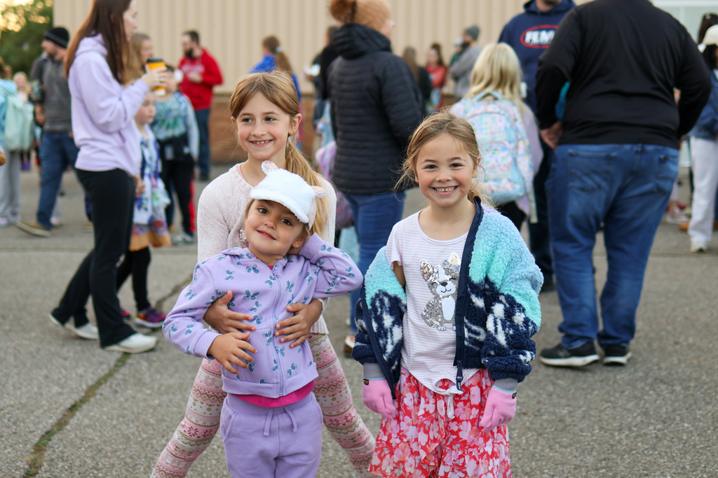 3 girls posing for a photo outside