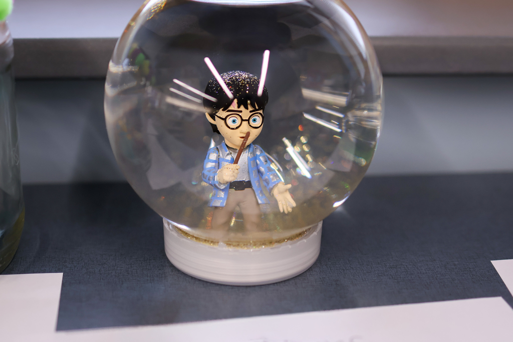 a snow globe with harry potter figurine inside