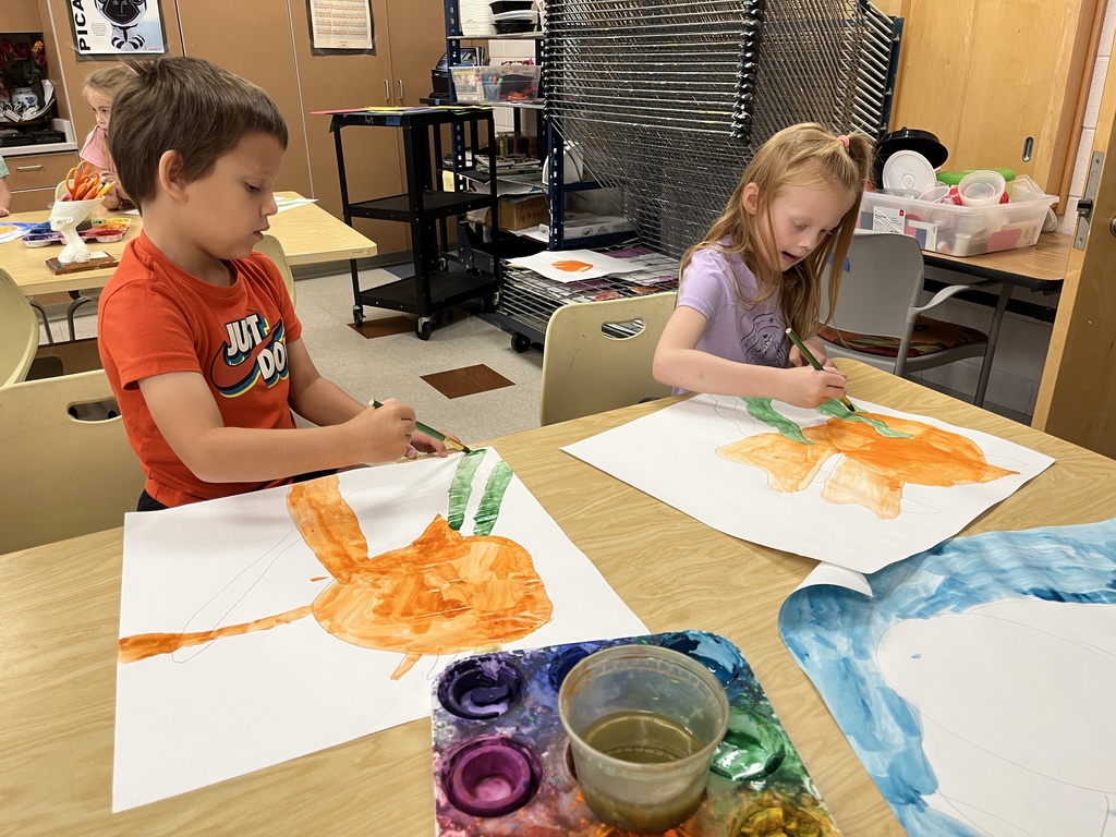 Children paint fish paintings in art class. 