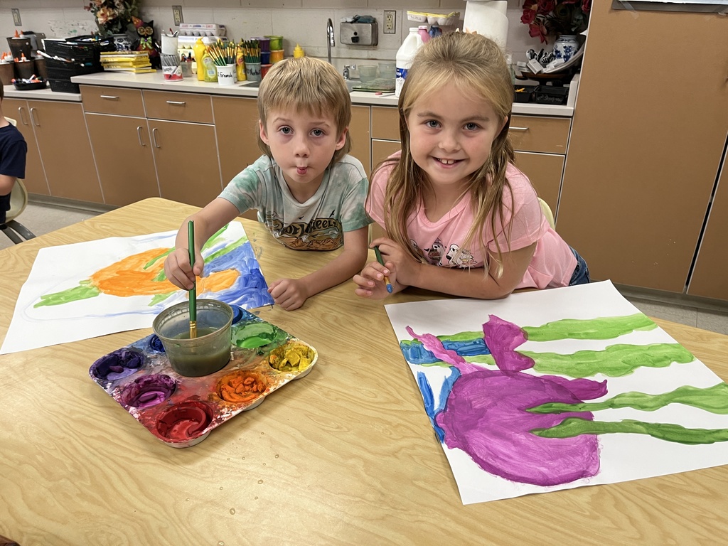 Children paint fish paintings in art class. 
