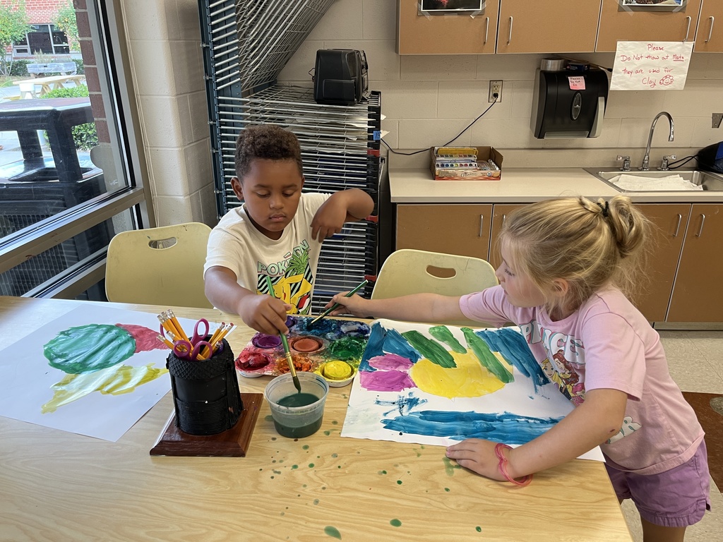Children paint fish paintings in art class. 