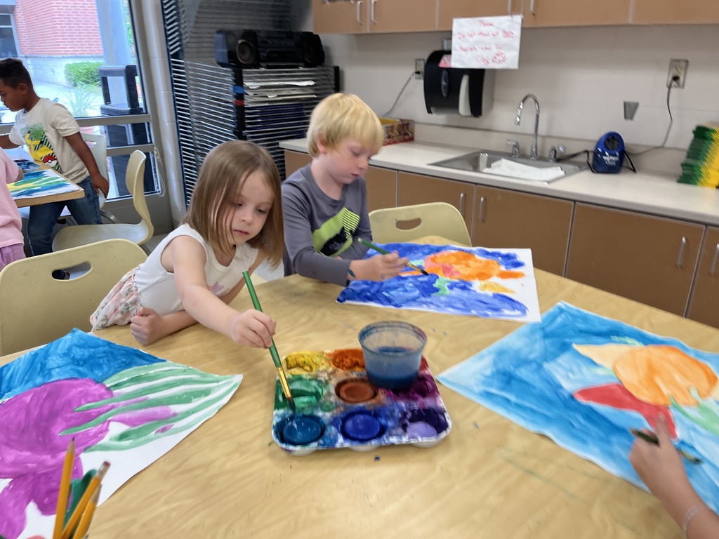 Children paint fish paintings in art class. 