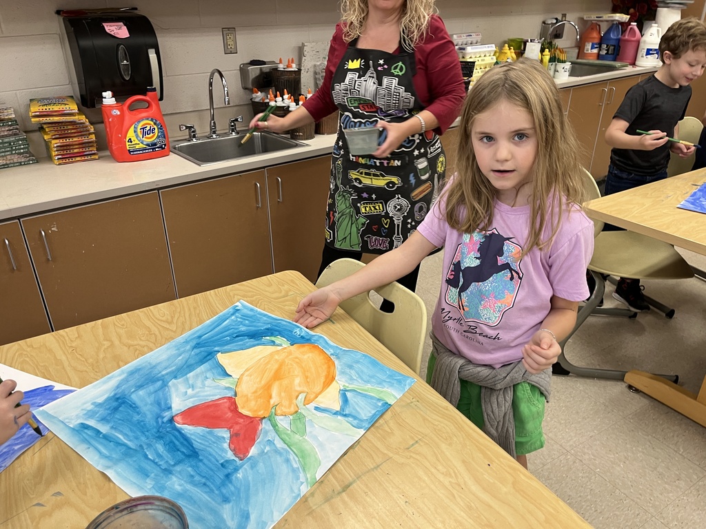 Children paint fish paintings in art class. 