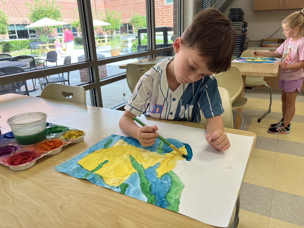 Children paint fish paintings in art class. 