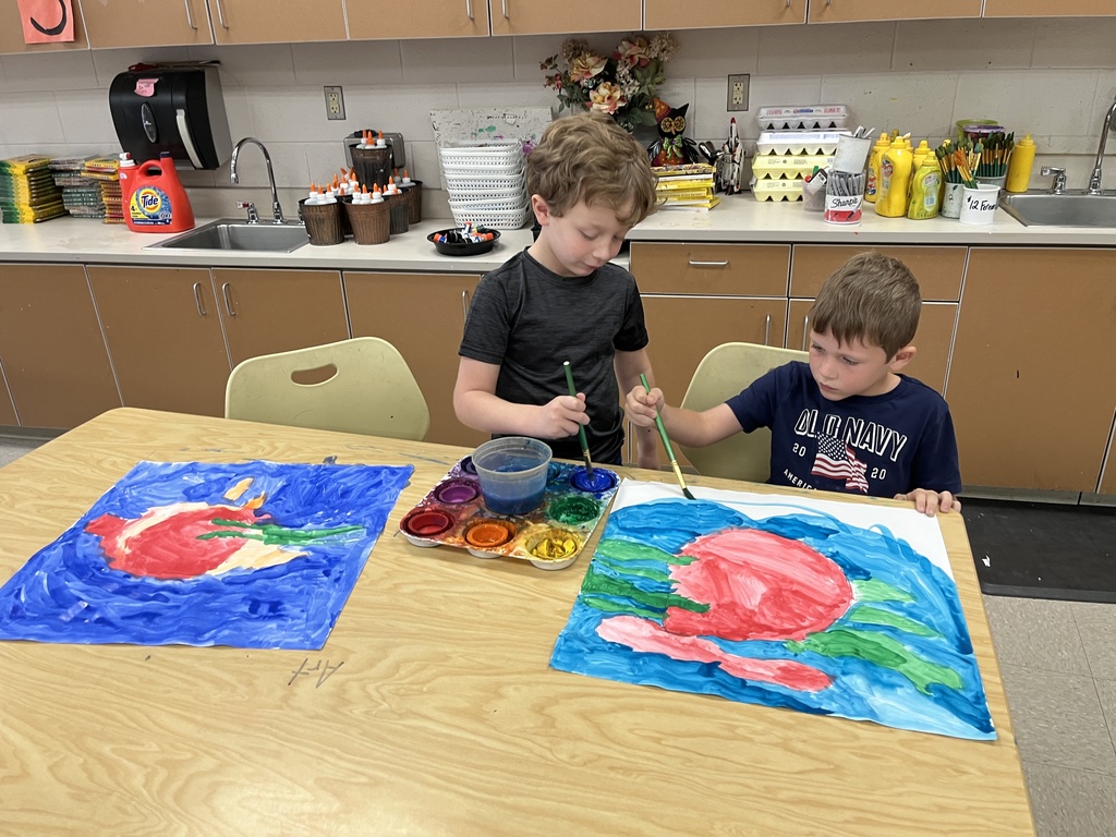 Children paint fish paintings in art class. 