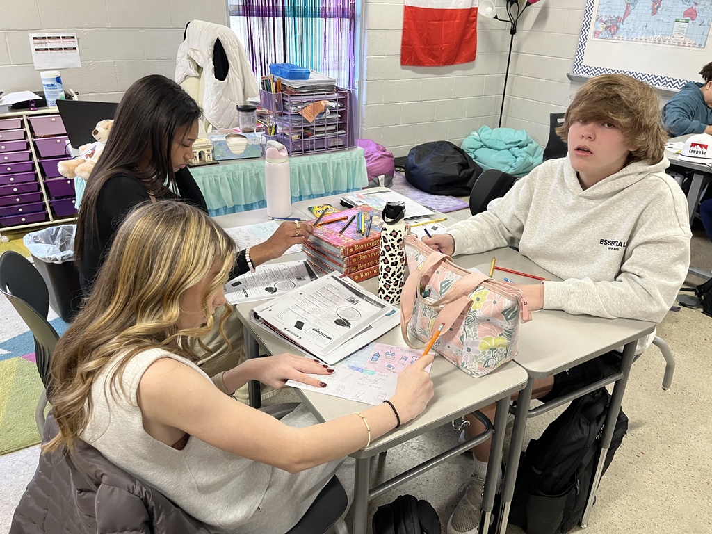 Students in French class work on vocabulary focused four squares.