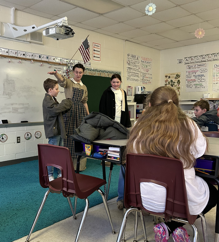 A historian uses student volunteers to help introduce a class to the subject of the Civil War. 