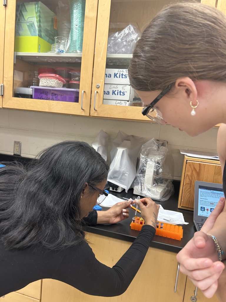 Students participate in a biotechnology lab in biology class.