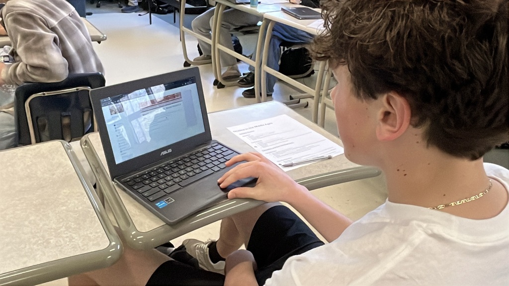 A student votes in a March Madness-themed history project.