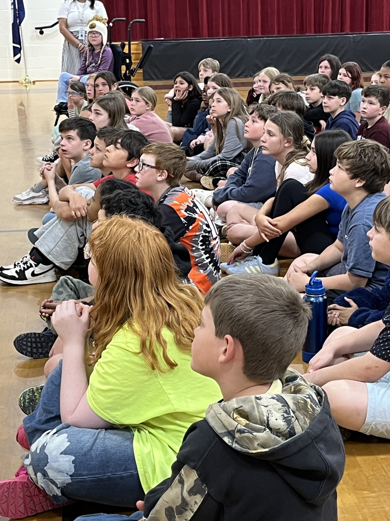A group of students listed to detectives speak  about cybersecurity in a school assdembly. 