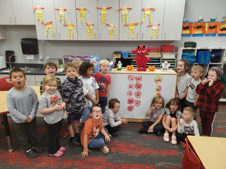 Mrs. Jeannette Smith’s PreK votes on favorite apple